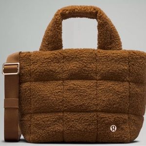 🍋Lululemon fuzzy purse